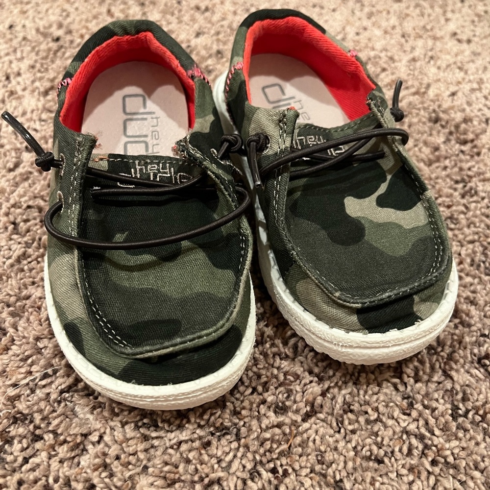HEY DUDES size 8 Camo and hot pink